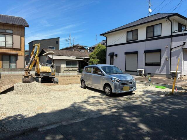 約4m幅の前面道路。駐車2台可