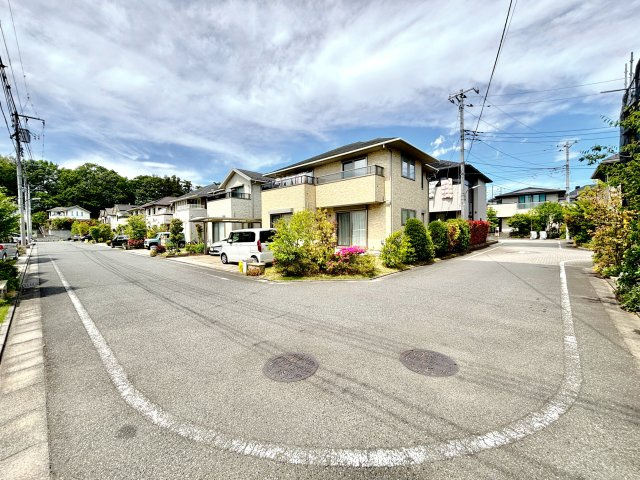 前面道路は幅員6Mで車通りの少ない閑静な住宅街となります。