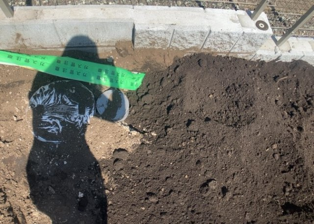 敷地内には、散水栓や立水栓があります。水道水を直接利用できるため、水を運ぶ手間を省くことが出来ます。大量の水を必要とする洗車作業や清掃などに役立ちます。その他設備とあわせて、現地でご確認ください。