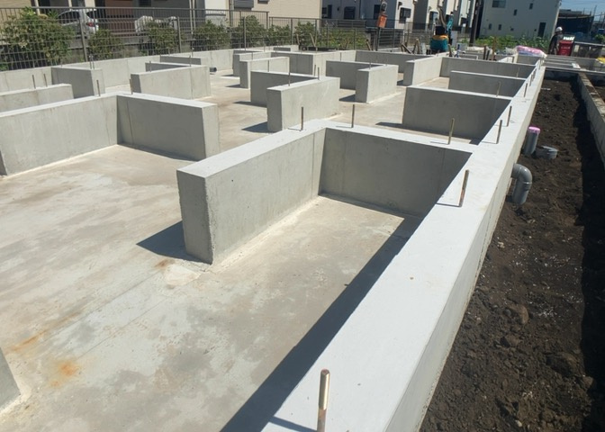 木造住宅とは土台、壁、柱など建築物の強度を支える構造体の材に木が使用されている構造を指します。構造体は建物の自重を支えるだけではなく風圧や水圧、積裁荷重などあらゆる衝撃に耐えるための基礎です。