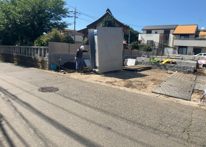 住宅用の土地では前面道路に2m以上接していなければならないと法律で定められています。しかし、お持ちの車のサイズやライフスタイルなどにより、2mでは利便が悪い場合もございますので、事前に確認しましょう。