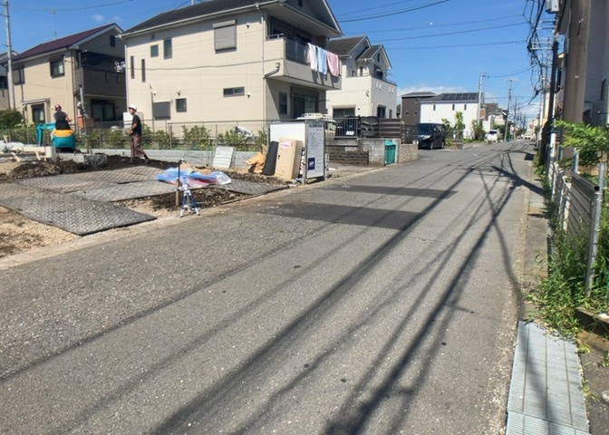 お持ちの車種によっては前面道路が広い方が便利でしょう。しかし、前面道路が広ければその分交通量が多くなるため、騒音などが気になる場合があります。実際に現地を見学し、周辺交通量や騒音などを確認しましょう！