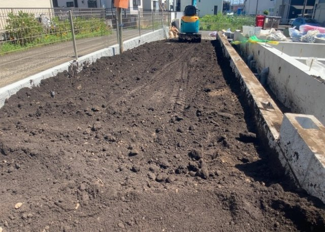 駐車場と明記されていても、最小スペースでつくられた駐車場だと大型車は駐車できなかったり、出入りしにくくなったりする可能性があります。お車のサイズと購入したい物件の駐車場のサイズを現地で確認しましょう。