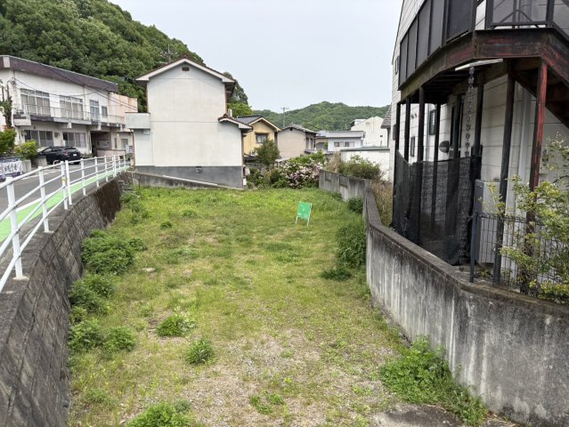 前面道路は公道です！子育て世帯や静かな暮らしを求める方など、自然を身近に感じながら、ゆとりある住まいづくりを検討したい方におすすめです。家族でゆっくり過ごせる理想の空間を作りませんか？