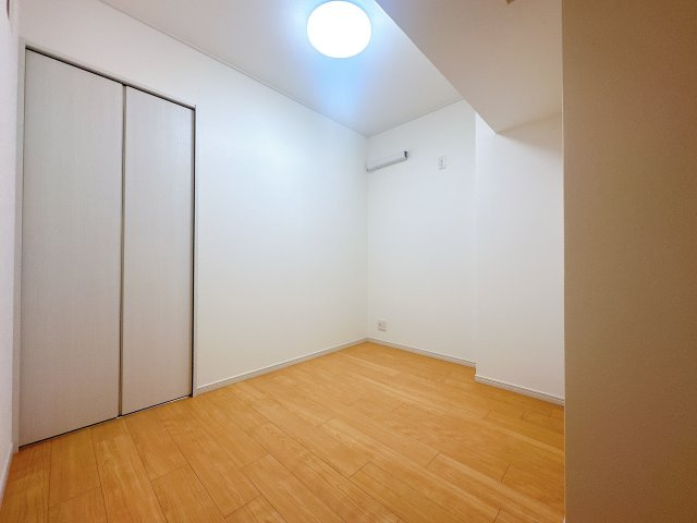 西側洋室です。外につながる窓がないので落下の心配がなくお子様のお部屋にぴったりです♪