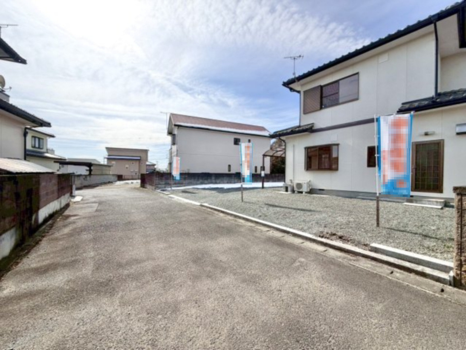 ■外観｜前面道路が広く見渡しが良いため、車の出入りやすれ違いもスムーズで日々の運転も安心して行えます♪