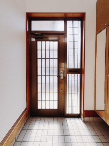 ■玄関｜収納豊富な玄関♪全身ミラー付き収納もあり、お出かけ前の身だしなみチェックもバッチリです！