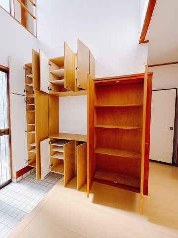 ■玄関｜家族みんなの靴が丸々しまえます♪これからお子様が大きくなっても安心ですね。靴をしまって、すっきりとした玄関で開放感も味わえます。