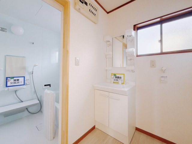 ■洗面室｜大きな鏡で朝の身支度もラクラク♪窓があるので換気の際も楽ちんです♪