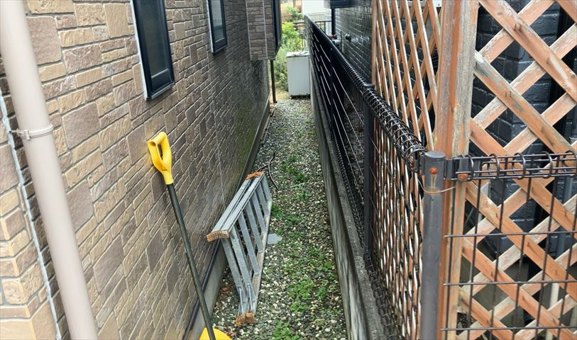 庭のある家に住むことのメリットとして、子どもたちの遊び場を確保できること、ガーデニングや家庭菜園を楽しめること、明るさを確保できることがあります。また、配置を工夫することでプライバシーが確保できます。