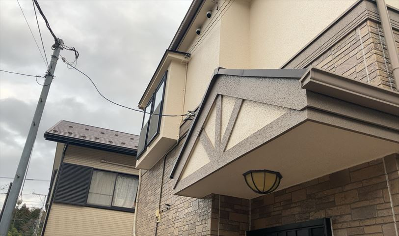 バルコニーは、建物内から室外へ楽に出入りできる便利なスペースです。また、バルコニーには手すりを付けることが義務付けられており、手すりの高さは110cm以上で施工することが建築基準法で定められています。