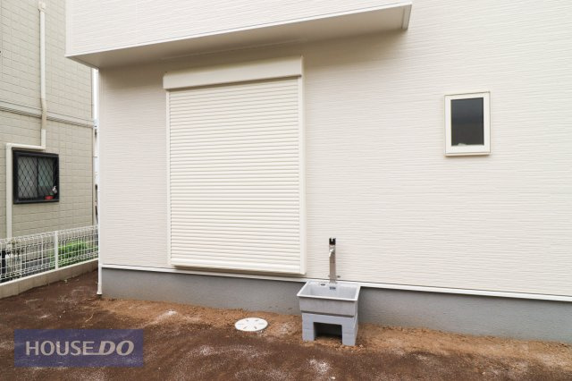 【防犯設備】防犯面だけでなく、断熱や防音効果も期待できるシャッター付！