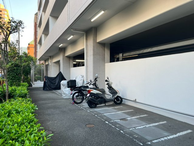【バイク置き場】こちらはバイク置き場です！雨にも濡れにくい屋根付きです！