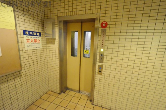 マンション内にはスーパー、ドラッグストア、飲食店など生活必需品が揃う利便性の高い住環境です。
