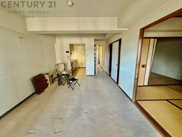 マンション内にはスーパー、ドラッグストア、飲食店など生活必需品が揃う利便性の高い住環境です。