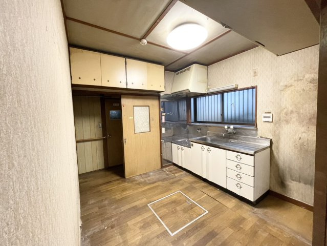 DKの物件でも広く見せたい方は、ダイニングスペースを広く使えるように工夫しましょう。低めのダイニングソファを置くと、家具の圧迫感が減り、広く見せることができ、ダイニングをリビングのように使用できます！