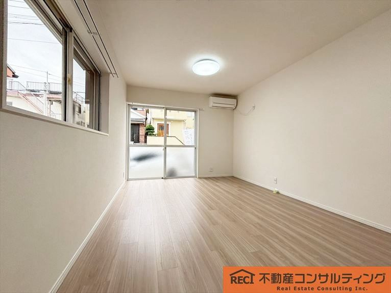 前面道路は約9ｍで駐車も楽々♪