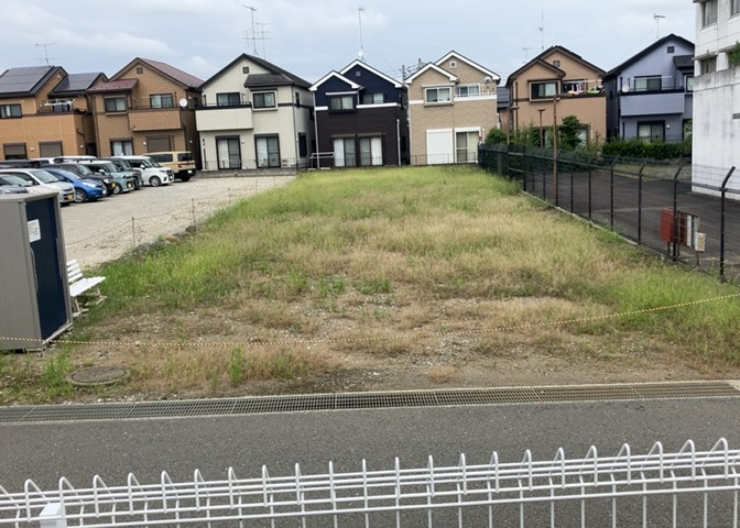 土地の形が極端に長細かったり、狭小地、あるいは道路との高低差がある傾斜地だった場合、後々売ろうとしても買い手がつかない場合もあります。後々、売却することになった時に価値の下がらない土地を選びましょう。