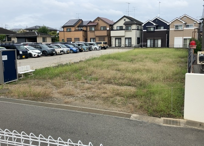 土地の面積＝住宅面積ではありません。建ぺい率の問題などで、土地のある場所によって住宅を建てられる面積は限られています。高さもしかり、「土地」という言葉の中には、建築条件も含まれると考えておきましょう。