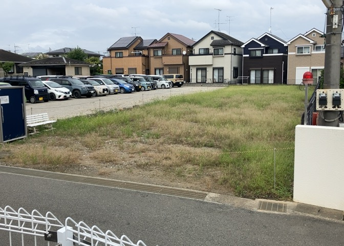 家を建てる場合、方位は要チェックです。現実的に日当たりのよい家ならばリビングは南側、建築基準法でも北側に当たる家への配慮は求められています。土地を見学に行く際は、方位磁針を持って行くようにしましょう。
