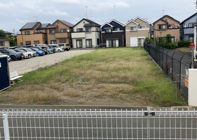 土地の前の道路に消火栓が設置されていることがあります。この場合、道路交通法第45条第1項により、駐車禁止の場所が指定されています。そのため、車庫などの駐車スペースをつくることができない場合があります。