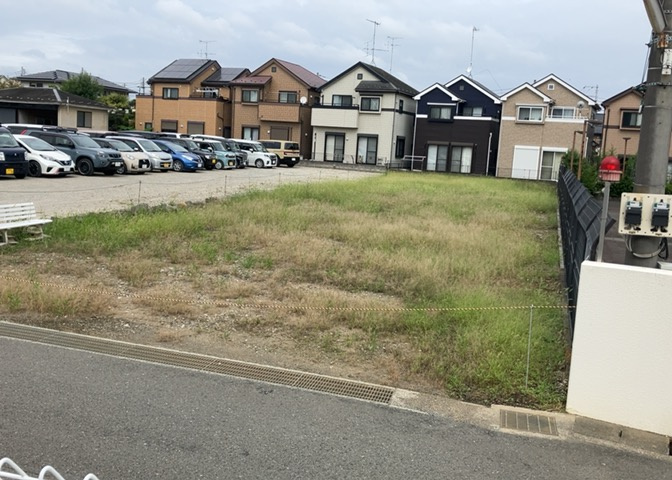 現地に行くなら、物件の周囲の地形がどうなっているかを見ることも大切です。周辺より低くなっている土地では、大雨などで水が集まりやすいため、地盤が弱くなっているということも考えられるため、注意が必要です。