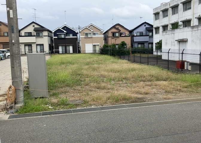 土地購入を検討されている場合、境界杭がない状態で購入してしまうと境界確定測量をする必要があり、費用がかかります。購入の前に、売主、隣土地所有者立ち合いのもと境界を確定し境界杭を設置するのがベストです。