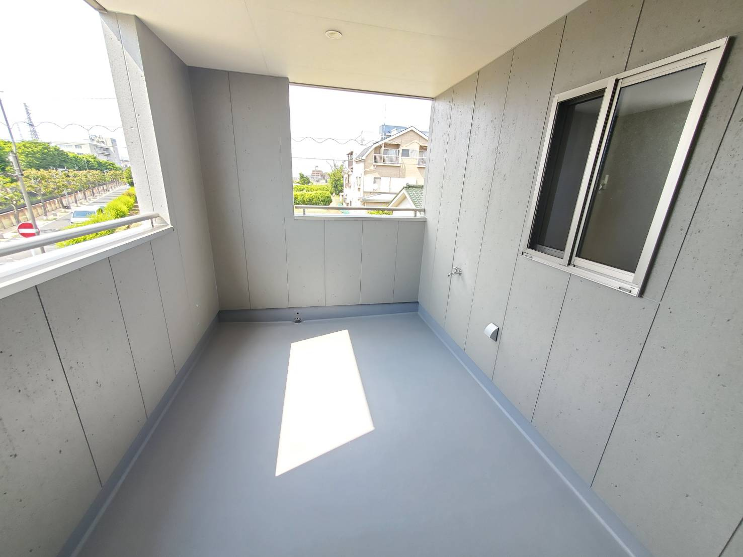 「土地だけではイメージしづらい方へ」　当社施工事例を参考に、建物プランもご提案可能です。　資金計画や間取りのご相談も承っております。　掲載の建物は当社施工例です。