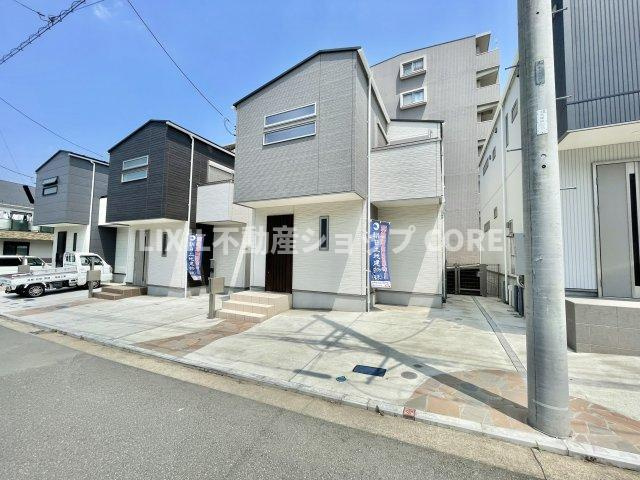 前面道路は閑静な住宅地をはしる車通りの少ない道路。お車の出し入れが苦手なママや小さなお子様にも安心　