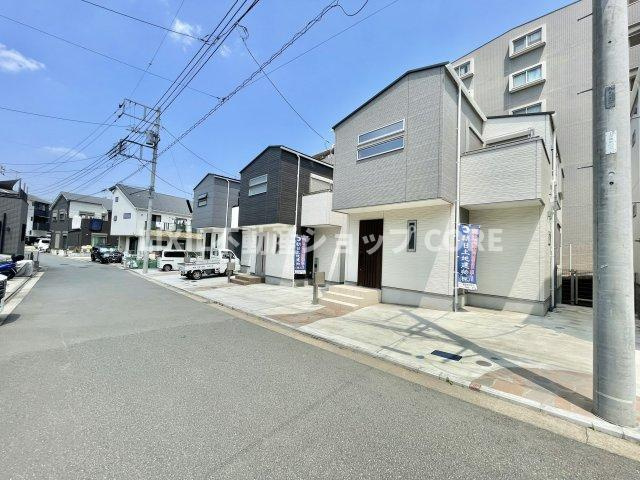 ゆったりとした駐車スペースを確保いたしましたので、大きめのお車でも駐車可能です。(こちらはE号棟)　