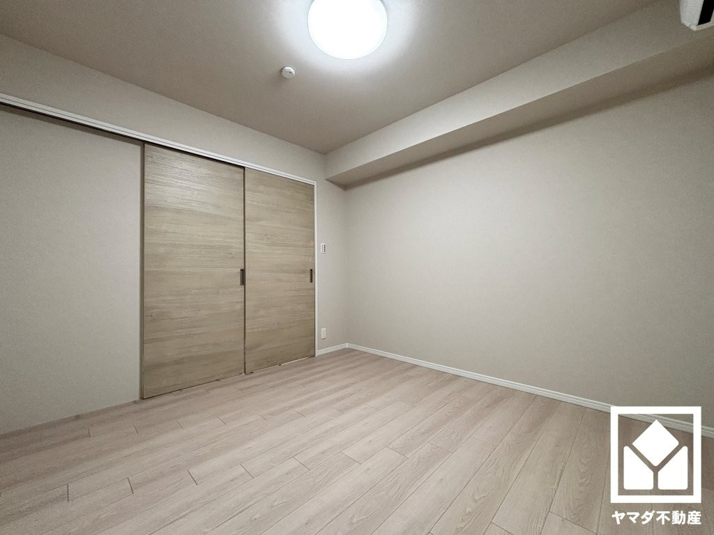 約6.8帖の洋室です。リビングに隣接する引き戸のお部屋で、一体利用も可能です。