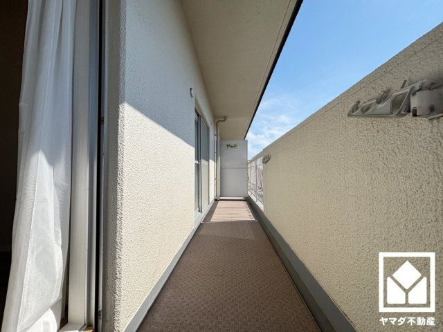 西向きバルコニーで風通し良好。広々としているため、お洗濯物をたっぷりと干す事ができます。
