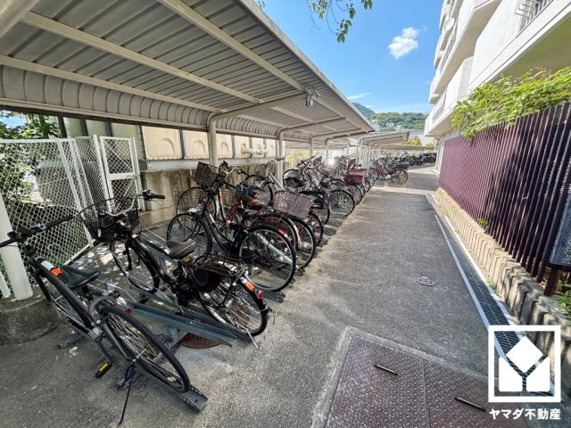 サイクルラック付きの屋内駐輪場を設置（年額1200円）。バイク置き場もございます（月額：125cc未満1800円、125cc以上2400円）。空き状況等は弊社スタッフまでお気軽にお問い合わせください。