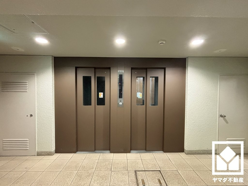 複数基のエレベーターを設置し、待ち時間を短縮。快適な住まいへのアクセスをスムーズに。