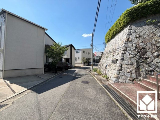 阪急甲陽線「甲陽園」駅まで徒歩約17分、阪急今津線「甲東園」駅まで徒歩約28分の立地。2路線利用可能で、毎日の通勤・通学だけでなく、休日のお出かけまで利便性に優れています。