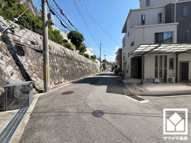 「セブンイレブン西宮上ケ原十番町店」まで徒歩3分、「コープ甲陽園」まで徒歩8分、「ローソン上ケ原三番町店」まで徒歩10分など、お買い物施設が徒歩圏内に複数あり便利な住環境です。