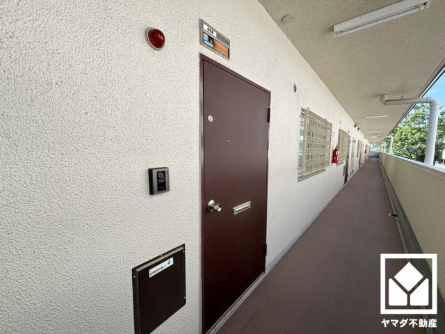 シンプルで洗練された玄関デザイン。帰るたびにホッとできる、心地よい住まいの入り口。