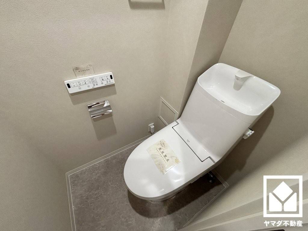 明るく清潔感溢れるトイレです。温水洗浄便座付きで、季節を問わずいつでも温かい便座をお使いいただけます。