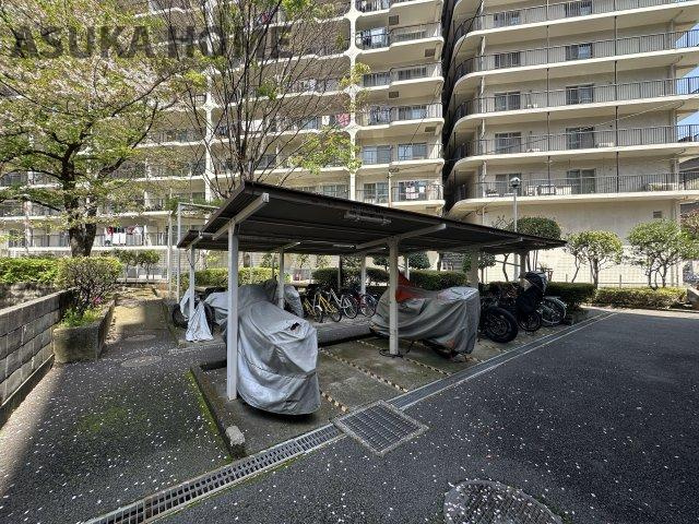 バイク置場の空き状況については、その都度、確認いたしますのでお気軽にお聞きください。