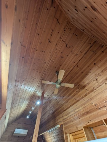 空気を循環させ冷暖房効率を高めるシーリングファン。吹き抜け空間を快適な温度に保ちます。