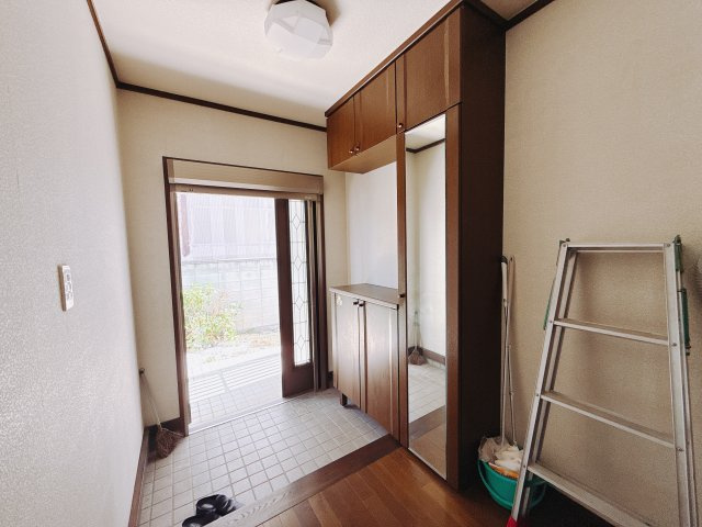 ■玄関｜「玄関から、我が家を心地よく。自然の風や光を感じられる気持ちのいい玄関へ。」永く居心地のいい暮らしを演出する快適性能と安心を両立させたドアを採用しました！