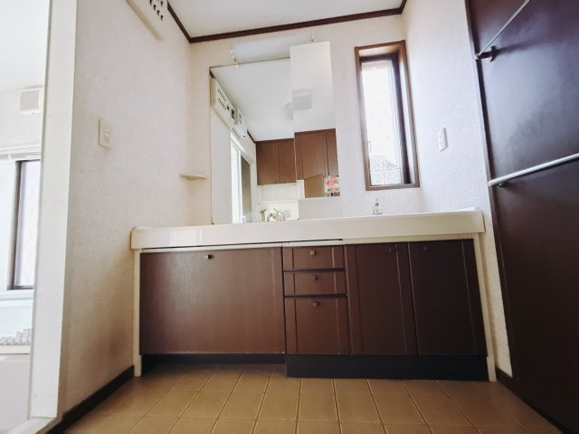 ■洗面室｜大きな鏡で朝の身支度もラクラク♪毎日の忙しい準備が楽しくなる洗面所です(^^♪