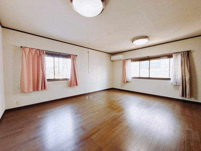 ■主寝室｜ベッドやテレビなどの大き目の家具を置いても余裕のある広々主寝室です♪家事やお仕事にお疲れなパパ・ママがゆっくりと過ごせる空間です♪