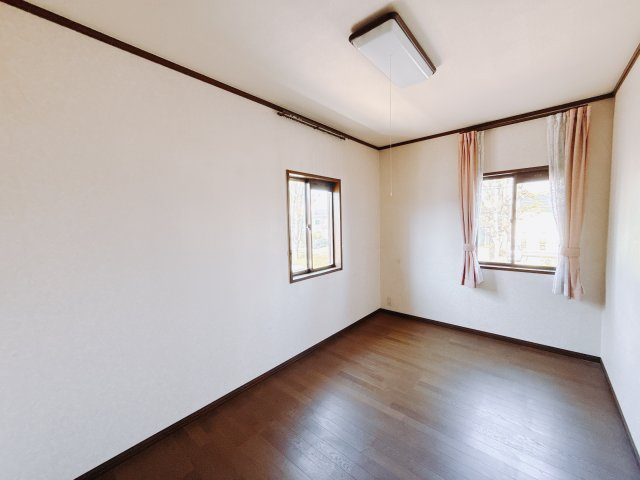 ■2階洋室｜ナチュラルカラーの床です。模様替えなどとても楽しく工夫できます♪陽当たり、風通しもとても良いので毎日快適な生活スタートです！子供部屋にも良いですね♪