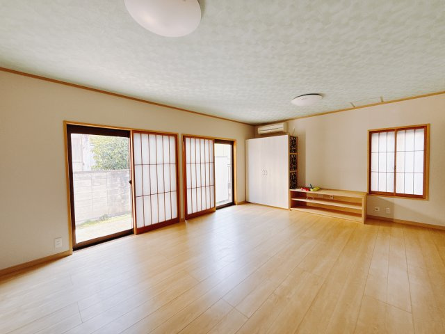 ■1階洋室｜どんな家具も合わせやすいデザイン！シンプルなつくりだからこそどんな色味・どんな素材の家具もしっくりマッチします♪