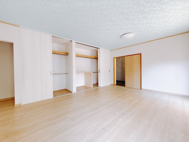 ■1階洋室｜しっかりとクローゼットがついているので、お気に入りのお洋服もシワをつくらず綺麗に管理ができます♪