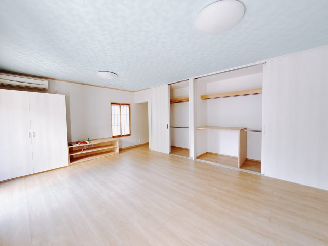 ■1階洋室｜使い勝手良し、シンプルな色使いとデザインが魅力の洋室！どんな家具でもしっくりマッチします。