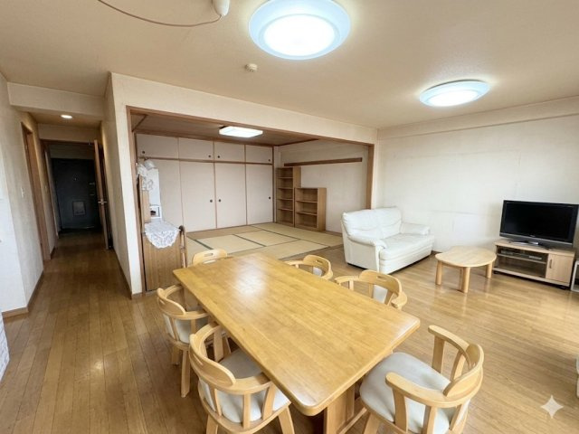 ダイニングと一体で使える開放感のあるリビング空間。家具の配置もしやすく、ご家族でゆったり過ごせる広さが確保。隣接する和室スペースともつながっており、生活スタイルに合わせて柔軟に使える魅力的な空間です。