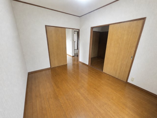 大きな窓から自然光が差し込む明るい洋室です。フローリング仕様でお手入れもしやすくベッドやデスクを配置してもゆとりを感じられる広さがあります。寝室や子ども部屋テレワークスペースなど多目的に活用できます。