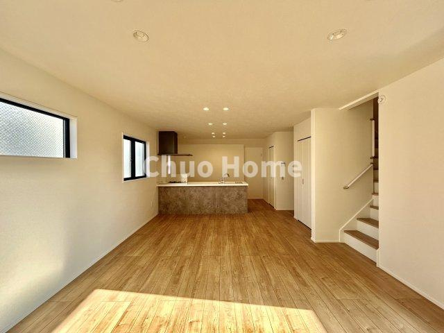 【居間・リビング】「ＬＤＫは家族団らんをデザイン」広いＬＤＫでは家族が集まり一緒の時間を過ごせる工夫がされております。何気ない一日の当たり前のひとコマがいつか一生の宝物になります